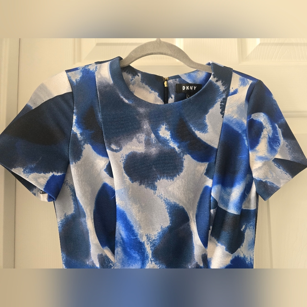 DKNY Blue White Abstract Print Dress Size 2 Fit & Flare Summer Wedding Guest - Picture 3 of 11